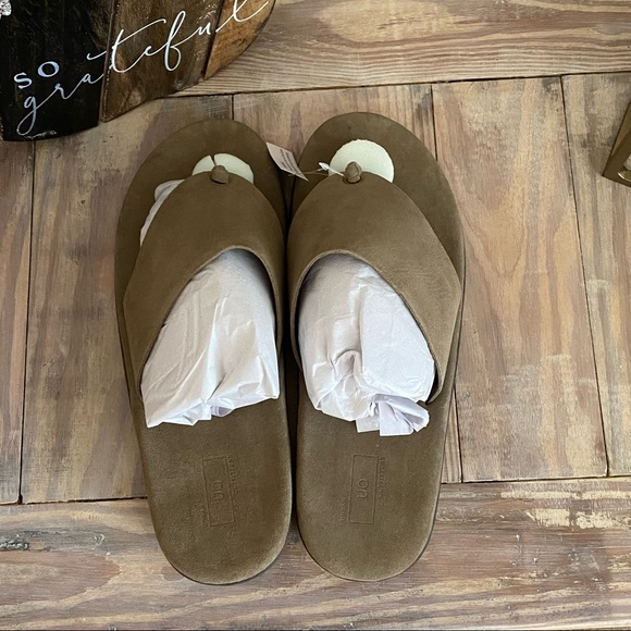 Urban Outfitters Suede Thong Sandals -NEW! - Picture 2 of 14